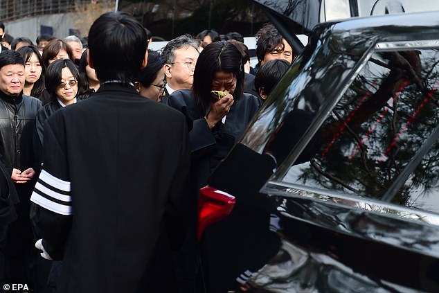 La esposa de Lee Sun-kyun, Jeon Hye-jin, actriz y ex concursante de Miss Corea, parecía devastada junto a un vehículo que transportaba el ataúd del fallecido actor.