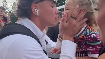 El fullback de los Brisbane Broncos, Reece Walsh, ha compartido un conmovedor homenaje a su hija de dos años, Leila.  La estrella de la liga de rugby, de 21 años, recurrió a Instagram el miércoles para compartir una serie de fotografías y videos mientras pasaba tiempo con su hija.  Ambos en la foto