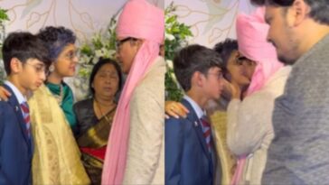 La ex esposa de Aamir Khan, Kiran Rao, sonríe mientras él la saluda con un beso en la boda de su hija Ira Khan con Nupur Shikhare.