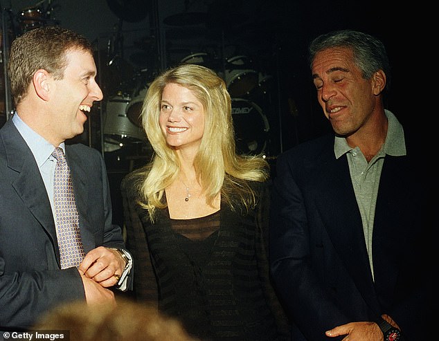 CERRAR: Andrew con Jeffrey Epstein y otro invitado en el club Mar-a-Lago de Donald Trump en Florida en 2000