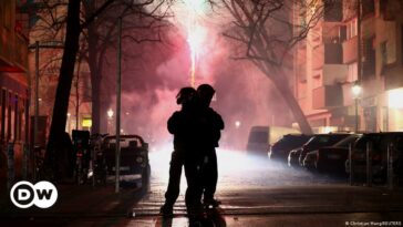 La policía de Berlín se despliega con fuerza y ​​afronta una Nochevieja más tranquila