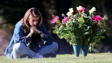 Kelly Rizzo parecía sumida en sus pensamientos mientras visitaba la tumba de su esposo Bob Saget en el segundo aniversario de su muerte.