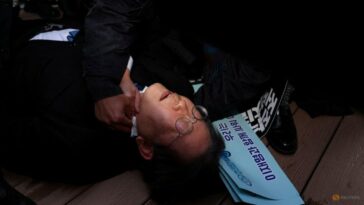Líder de la oposición surcoreana abandona la UCI después de un ataque con cuchillo, dice un cirujano