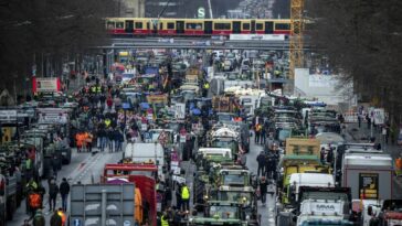 Los agricultores de Rumanía, Francia y Alemania continúan las protestas con los convoyes por carretera