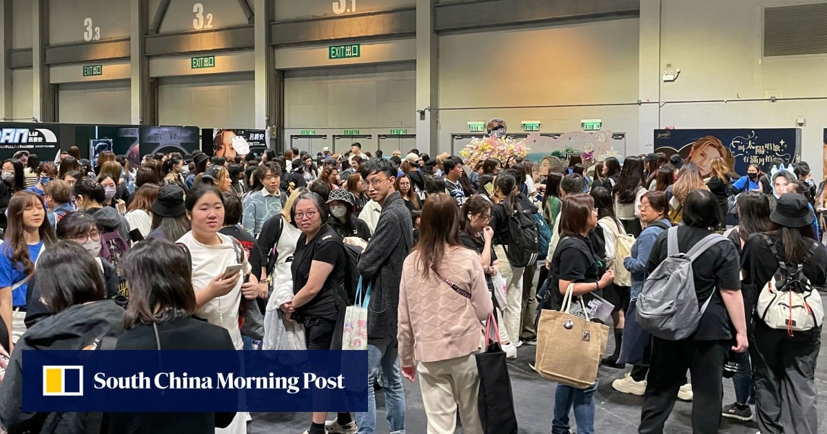 Los fanáticos de la banda masculina Mirror acuden en masa al lugar de Hong Kong mientras el grupo se prepara para sus primeros conciertos desde 2022
