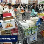 Los hongkoneses buscan pollo asado y otras gangas en un almacén estadounidense en Shenzhen