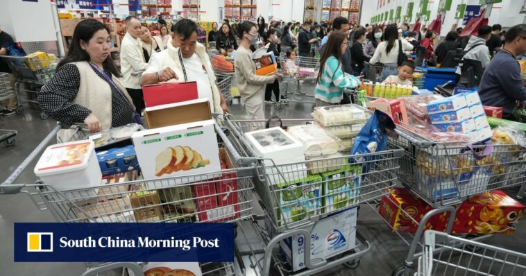Los hongkoneses buscan pollo asado y otras gangas en un almacén estadounidense en Shenzhen