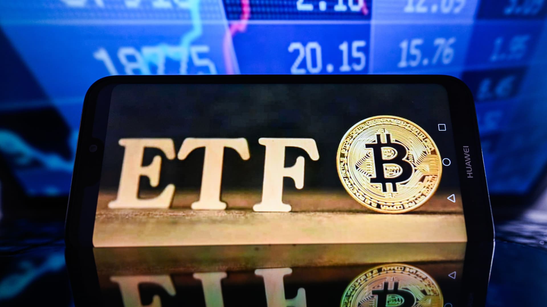 Los inversores en criptomonedas esperan ansiosamente el fallo de la SEC sobre los ETF de bitcoin
