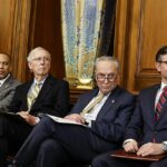 Biden se reunirá con los 'Cuatro Grandes' del Congreso: Hakeem Jeffries, izquierda, McConnell, segundo desde la izquierda, Chuck Schumer, segundo desde la derecha y Mike Johnson, derecha.