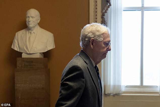 El líder de la minoría del Senado, Mitch McConnell, ha mantenido a sus compañeros senadores republicanos en la ignorancia sobre el actual acuerdo de seguridad fronteriza y ayuda exterior en el que está trabajando con el senador Chuck Schumer.