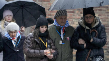 Los supervivientes del campo de exterminio nazi conmemoran el aniversario de la liberación de Auschwitz en el Día del Recuerdo del Holocausto