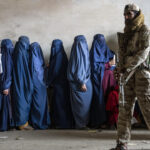 Los talibanes restringen el acceso de las mujeres solteras al trabajo y a los viajes, según un informe de la ONU
