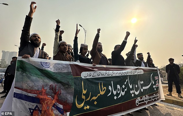 Activistas paquistaníes de la musulmana Talba Mahaz sostienen una pancarta que dice en urdu