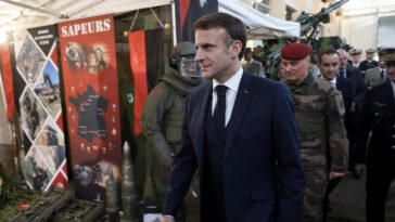 Macron insta a las empresas de defensa francesas a aumentar la producción para apoyar a Ucrania