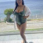 Holly Norman, fotografiada de vacaciones en Grecia en 2022, se niega a descubrir su talla real de sujetador