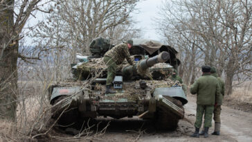 Muchos soldados rusos huyen de las trincheras y se rinden – portavoz de defensa