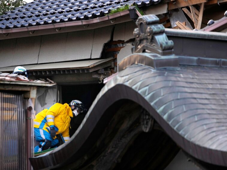 Mujer de unos 90 años rescatada con vida de los escombros del terremoto de Japón