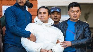 La policía de Nepal escolta a Ram Bahadur Bomjan en las instalaciones de la Oficina Central de Investigación de Nepal en Katmandú.