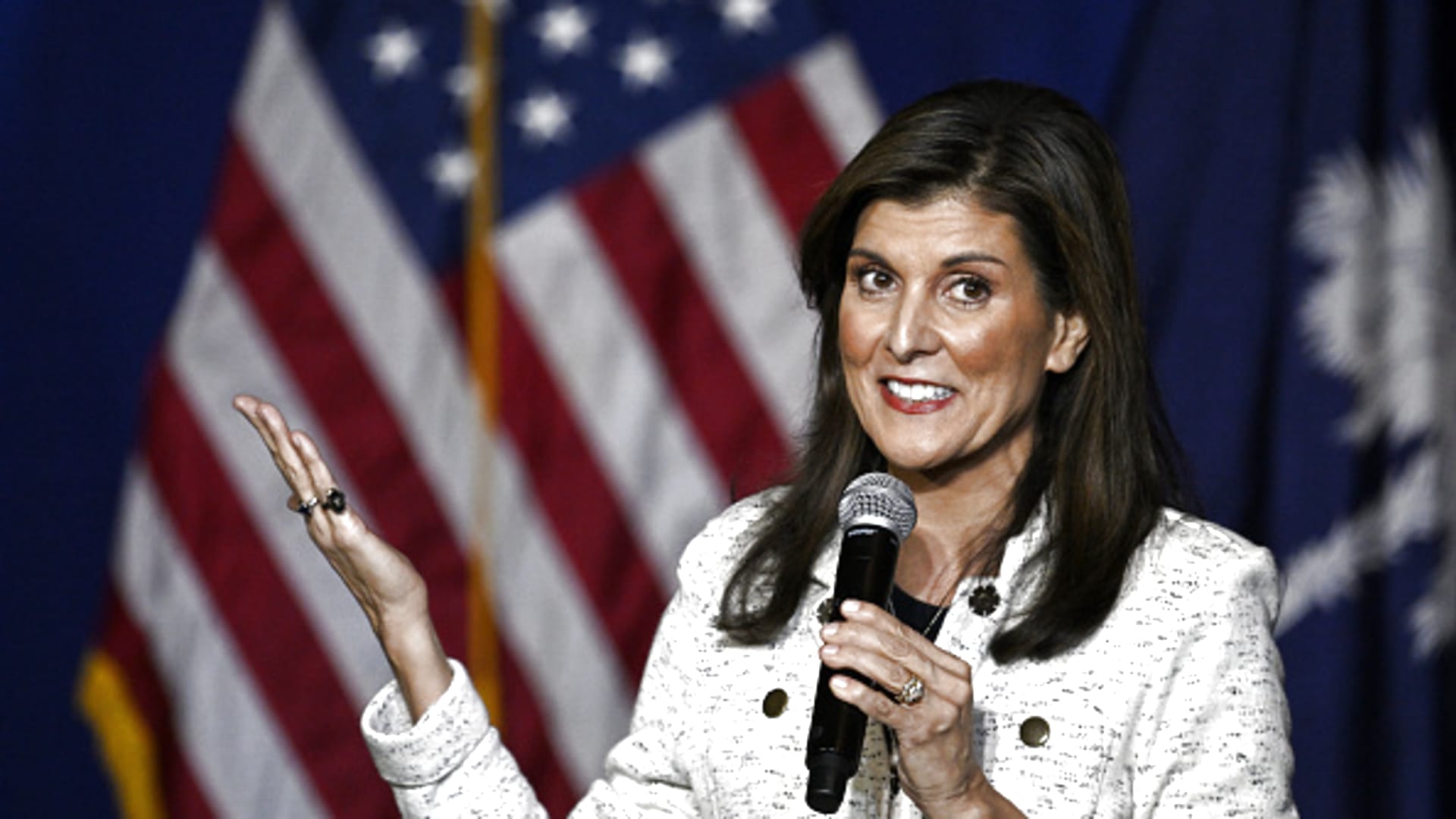 Nikki Haley promociona 1,2 millones de dólares en donaciones después de que Trump prometiera incluir a sus donantes en la lista negra
