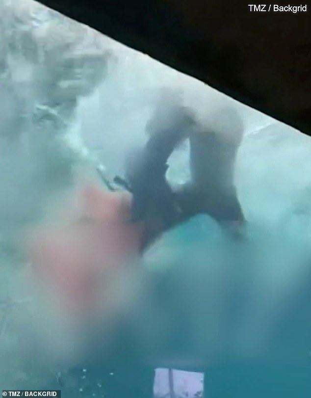 Mientras el niño intenta llegar a un lugar seguro, se pueden ver tiburones dando vueltas frenéticamente alrededor del tanque.