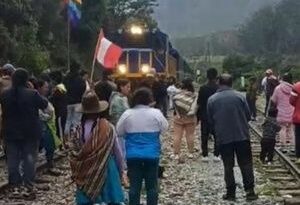 Policía peruana reprime a manifestantes en Machu Picchu