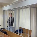 Evan Gershkovich, de 32 años, se encuentra dentro de un recinto para acusados ​​durante una audiencia judicial en Moscú.