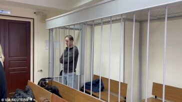 Evan Gershkovich, de 32 años, se encuentra dentro de un recinto para acusados ​​durante una audiencia judicial en Moscú.