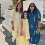 Priyanka Chopra y Nick Jonas posan con fans en el templo de Malibú: 'Sin rabietas estrelladas'