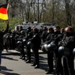 Profesor de alemán multado por comparar las inyecciones de COVID con el Holocausto
