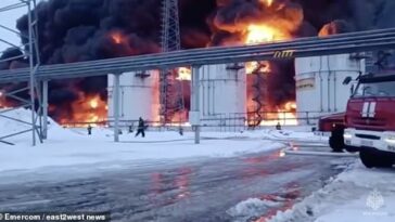 El ataque es el segundo contra un depósito de petróleo ruso en otros tantos días después de que Kiev reivindicara ayer un raro ataque contra una instalación de almacenamiento en la región norteña de Leningrado, Rusia.