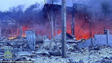 Vladimir Putin desató misiles hipersónicos en la última ola mortal de ataques aéreos rusos en Ucrania, dijeron el lunes funcionarios regionales.  En la imagen: se ven llamas en un edificio destruido.