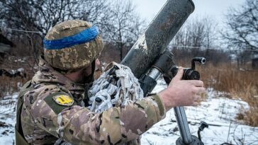 Un soldado ucraniano prepara un mortero antes de disparar a un objetivo en dirección a Bakhmut.
