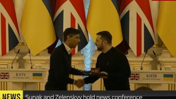 El primer ministro recibió la Orden de la Libertad de manos de Volodomyr Zelensky en una conferencia de prensa después de que los líderes firmaran un nuevo acuerdo de seguridad.