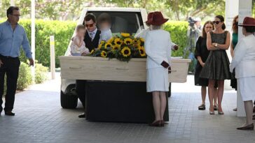 Los hijos de Melissa Hoskins miran su ataúd mientras los llevan a su funeral
