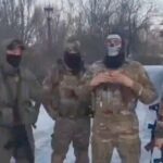 Los mercenarios de Wagner que luchan para las fuerzas de Putin en la Ucrania ocupada han afirmado que ahora están siendo perseguidos por escuadrones de la muerte rusos después de exponer una red de narcotráfico que involucra a funcionarios en el territorio.  Soldados enmascarados, que dicen ser ex combatientes del PMC de Wagner asignados al 331.º Regimiento Aerotransportado de Paracaidistas de la Guardia de Rusia en Luhansk, compartieron un video diciendo que esperan ser atacados por fuerzas especiales rusas.