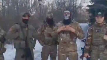 Los mercenarios de Wagner que luchan para las fuerzas de Putin en la Ucrania ocupada han afirmado que ahora están siendo perseguidos por escuadrones de la muerte rusos después de exponer una red de narcotráfico que involucra a funcionarios en el territorio.  Soldados enmascarados, que dicen ser ex combatientes del PMC de Wagner asignados al 331.º Regimiento Aerotransportado de Paracaidistas de la Guardia de Rusia en Luhansk, compartieron un video diciendo que esperan ser atacados por fuerzas especiales rusas.