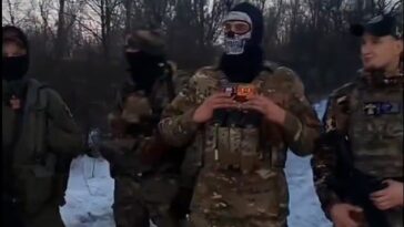 Los soldados enmascarados dicen que son ex combatientes del PMC de Wagner asignados al 331.º Regimiento Aerotransportado de Paracaidistas de la Guardia de Rusia en Luhansk.