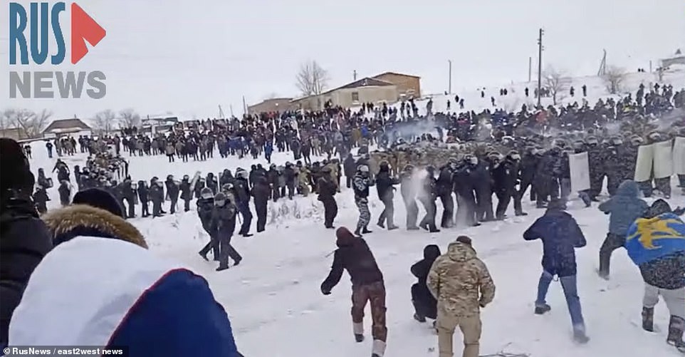 Rusia se ha visto afectada por su mayor protesta civil desde que Putin invadió Ucrania: 10.000 personas salieron a las calles y estallaron violentos enfrentamientos por el encarcelamiento de un activista pacifista.  La policía antidisturbios y los manifestantes participaron en batallas y se informó de varios 