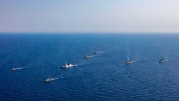 Rusia mantiene 13 buques de guerra en servicio de combate frente a la costa de Crimea, incluidos dos portamisiles