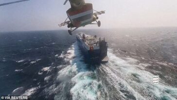 FOTO DE ARCHIVO: Un helicóptero militar hutí sobrevuela el carguero Galaxy Leader en el Mar Rojo en esta fotografía publicada el 20 de noviembre de 2023.