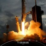 El cohete Falcon 9, mostrado cinco segundos después del despegue.  Esta misión es la tercera de Axiom Space, pero la primera que fue financiada por agencias espaciales internacionales.