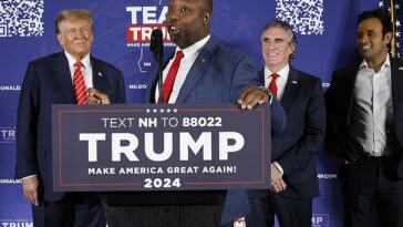El presidente Donald Trump felicitó al senador Tim Scott por su compromiso el lunes por la noche en un mitin en New Hampshire que vio a muchos de los antiguos rivales del expresidente en el escenario.