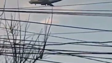 Un alto comandante ucraniano compartió un vídeo del A-50 descendiendo lentamente a la tierra, con una leyenda que decía: