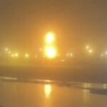 Imágenes de vídeo muestran dos enormes explosiones en la planta de Novatek en el puerto de Ust-Luga en la región de Leningrado.