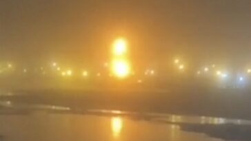 Imágenes de vídeo muestran dos enormes explosiones en la planta de Novatek en el puerto de Ust-Luga en la región de Leningrado.