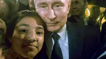 Se ve al presidente ruso Vladimir Putin tomándose una selfie con un adolescente de Daguestán que lo adora durante una visita durante la noche del miércoles, días después del fallido golpe de Wagner.