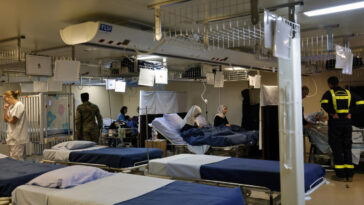 Un buque de guerra francés convertido en hospital de campaña atiende a los heridos de Gaza frente a la costa egipcia