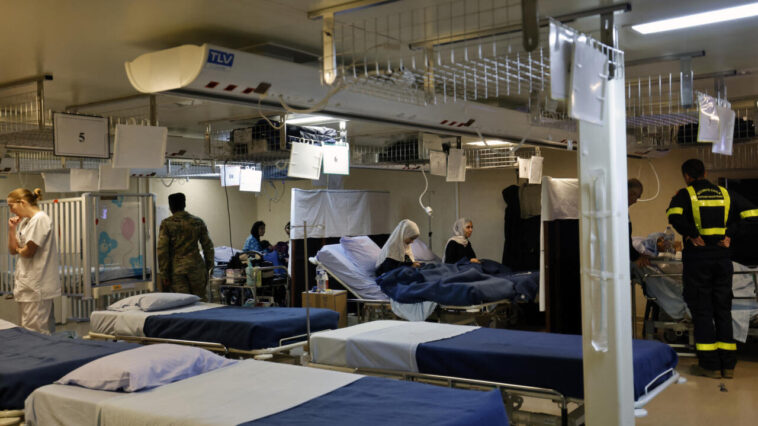 Un buque de guerra francés convertido en hospital de campaña atiende a los heridos de Gaza frente a la costa egipcia
