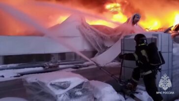 Un enorme incendio devora un almacén en las afueras de San Petersburgo