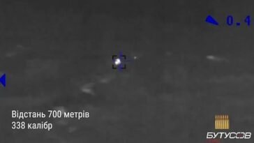 Las imágenes descubiertas a principios de este mes mostraron cómo el telescopio de imágenes térmicas utilizado por los tiradores reveló a los soldados rusos atravesando una zona boscosa.